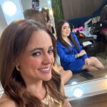 Jéssica Segura Instagram - Hoy es día envinado! Y este capítulo estuve mega apapachada, lo grabamos el día de mi cumple y harta flor, pastel y trabajajar con un equipo tan amoroso y con @lalujans y @marianabotasl no cualquiera soy muy afortunada • Les dejo unas fotos de ese día y con mis viejitos porque terminamos el festejo cenando 💜💜💜 Nos vemos para echar el chisme #wine #envinadas #vino #friends #amigas #cheers #wineoclock #jessicasegura #family #familia #bday #hbdtome🎉 Ese día se bebió, ¿creen que nos enchuecamos las 3?