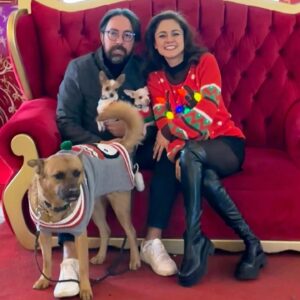 Jéssica Segura Instagram - Es Navidad y solo puedo decir GRACIAS! 
Los mejores regalos no tienen precio y hoy me los llevé todos:

Amo a mi familia, desde mis padres, tíos, hermanos, hasta la que ahora formo con el #barbas, #pancho #tintan y #chente hacen mis días tan divertidos y amorosos 💜💜💜
 
• Que decir de mis amigos cada uno de ellos son tan importantes que cada que los veo solo puedo sonreír 
#gracias por las risas, las lágrimas, las pesas, las noches de juegos, las cenas, los viajes y las aventuras que Dios los bendiga siempre 

• Mi trabajo ese que desde niña soñé, ese que me reta, me divierte, me empuja y me ha dado tantas alegrías pero sobre todo que me ha regalado #fans y una comunidad que me echa porras y me abraza 

• Por último  @adrian.pous mi compañero , mi cómplice y amigo mi viejito ( Porque ya estás grande amor) #teamoconelalma 

•Feliz Navidad! ❄️❄️❄️

• #christmas #navidad  #couple #family #love #doglover #gift #friends #actress #blessed #bendecida