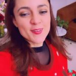 Jéssica Segura Instagram - Es Navidad y solo puedo decir GRACIAS! Los mejores regalos no tienen precio y hoy me los llevé todos: Amo a mi familia, desde mis padres, tíos, hermanos, hasta la que ahora formo con el #barbas, #pancho #tintan y #chente hacen mis días tan divertidos y amorosos 💜💜💜 • Que decir de mis amigos cada uno de ellos son tan importantes que cada que los veo solo puedo sonreír #gracias por las risas, las lágrimas, las pesas, las noches de juegos, las cenas, los viajes y las aventuras que Dios los bendiga siempre • Mi trabajo ese que desde niña soñé, ese que me reta, me divierte, me empuja y me ha dado tantas alegrías pero sobre todo que me ha regalado #fans y una comunidad que me echa porras y me abraza • Por último @adrian.pous mi compañero , mi cómplice y amigo mi viejito ( Porque ya estás grande amor) #teamoconelalma •Feliz Navidad! ❄️❄️❄️ • #christmas #navidad #couple #family #love #doglover #gift #friends #actress #blessed #bendecida
