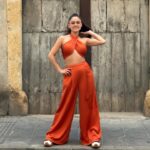 Jéssica Segura Instagram - Nuestra visita a Tarragona fue… … Un poco más de comedia involuntaria 😂😂😂 • Empecé el día muy inventada con mi outfit porque según yo haría calor y pum tenía frío • Llegando a Tarragona nos enteramos que los Lunes cierran todos los museos y ruinas, así que nos tocó caminar por las calles y ya • Lo deli probamos unas aceitunas deliciosas en el mercado y pasamos un tiempo increíble en familia • Ame el reloj de sol 💜💜💜 • Tendremos que volver a visitar el anfiteatro y los lugares más emblemáticos de Tarragona