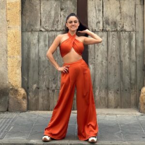 Jéssica Segura Instagram - Nuestra visita a Tarragona fue…

… Un poco más de comedia involuntaria 😂😂😂

• Empecé el día muy inventada con mi outfit porque según yo haría calor y pum tenía frío 

• Llegando a Tarragona nos enteramos que los Lunes cierran todos los museos y ruinas, así que nos tocó caminar por las calles y ya 

• Lo deli probamos unas aceitunas deliciosas en el mercado y pasamos un tiempo increíble en familia 

• Ame el reloj de sol 💜💜💜

• Tendremos que volver a visitar el anfiteatro y los lugares más emblemáticos de Tarragona