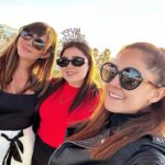 Jéssica Segura Instagram - Gracias por tanto! • Soy el 1% porque todo me pasa Todo pero también estoy acompañada en las buenas y en las malas por los seres más hermosos, chingones y exitosos que hay en el planeta PD: Amo a estas 3 @marianabotasl (la cumpleañera) @lalujans la de los ojos bonitos @virysegura la mejor hermana del mundo mundial • #losangeles #friends #partnersincrime #love #hb #sunset #friendship #blessed #envinadas #wine