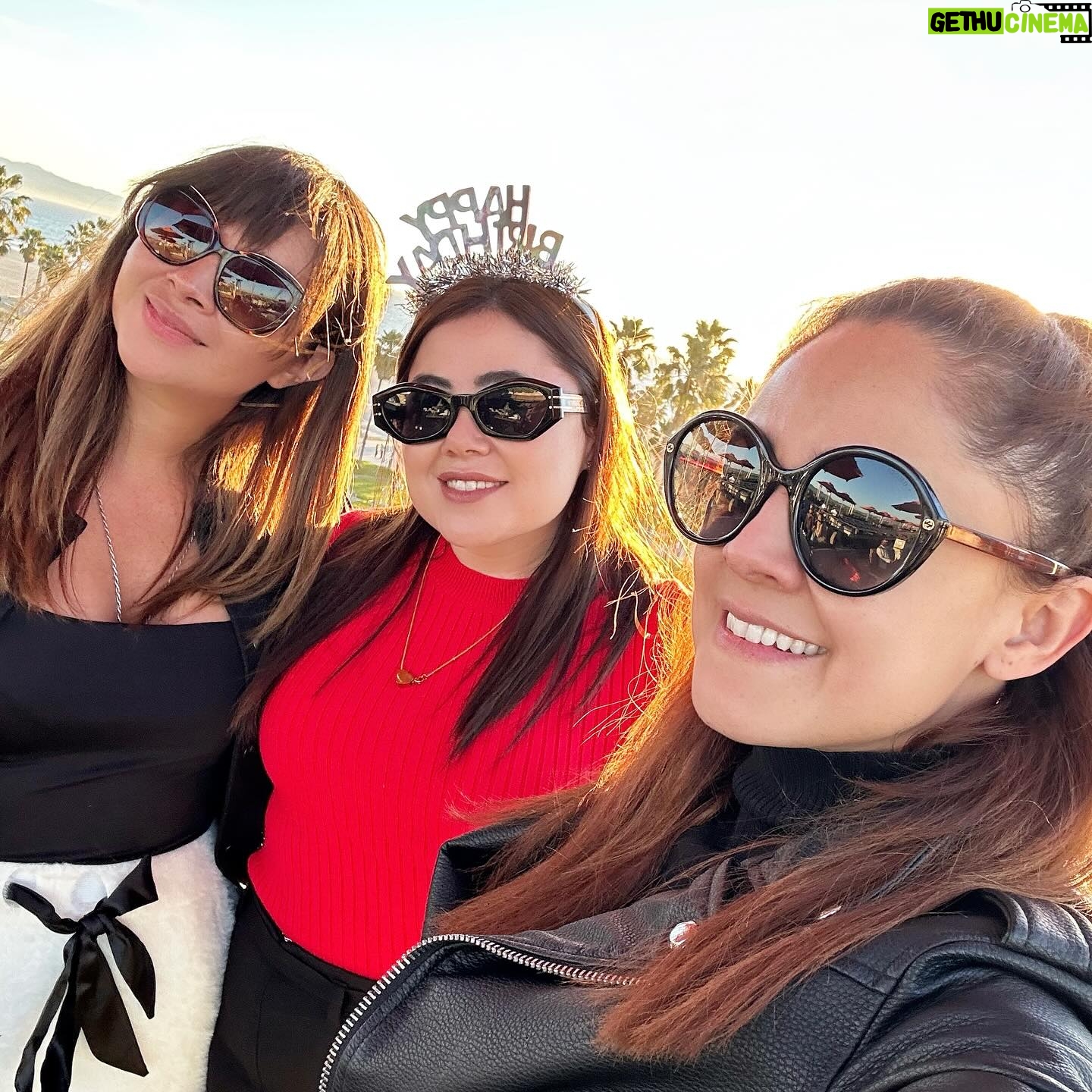 Jéssica Segura Instagram - Gracias por tanto! • Soy el 1% porque todo me pasa Todo pero también estoy acompañada en las buenas y en las malas por los seres más hermosos, chingones y exitosos que hay en el planeta PD: Amo a estas 3 @marianabotasl (la cumpleañera) @lalujans la de los ojos bonitos @virysegura la mejor hermana del mundo mundial • #losangeles #friends #partnersincrime #love #hb #sunset #friendship #blessed #envinadas #wine