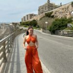 Jéssica Segura Instagram - Nuestra visita a Tarragona fue… … Un poco más de comedia involuntaria 😂😂😂 • Empecé el día muy inventada con mi outfit porque según yo haría calor y pum tenía frío • Llegando a Tarragona nos enteramos que los Lunes cierran todos los museos y ruinas, así que nos tocó caminar por las calles y ya • Lo deli probamos unas aceitunas deliciosas en el mercado y pasamos un tiempo increíble en familia • Ame el reloj de sol 💜💜💜 • Tendremos que volver a visitar el anfiteatro y los lugares más emblemáticos de Tarragona