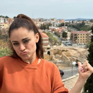 Jéssica Segura Instagram - Nuestra visita a Tarragona fue…

… Un poco más de comedia involuntaria 😂😂😂

• Empecé el día muy inventada con mi outfit porque según yo haría calor y pum tenía frío 

• Llegando a Tarragona nos enteramos que los Lunes cierran todos los museos y ruinas, así que nos tocó caminar por las calles y ya 

• Lo deli probamos unas aceitunas deliciosas en el mercado y pasamos un tiempo increíble en familia 

• Ame el reloj de sol 💜💜💜

• Tendremos que volver a visitar el anfiteatro y los lugares más emblemáticos de Tarragona