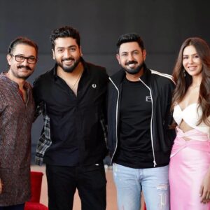 Jaani Instagram - Dream Night ❤️🌪️❤️ Thank you so much #AAMIR sir for the lovely party !! you gave us So much love and respect!! @gippygrewal ustaad ji 😀🤲❤️ @sonambajwa ✨🌙✨ #Jaani #carryonjatta3