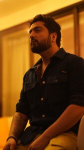 Jaani Instagram - Teri Tasveere’n Jalaane ke Chakkar mein Jaane jaa’n,,Hum Aise Aashiq Tere k Apna Ghar 🏠 Jalaa Baithe 🔥🧎🔥 #AATEREHTEHAIN #ZOHRAJABEEN