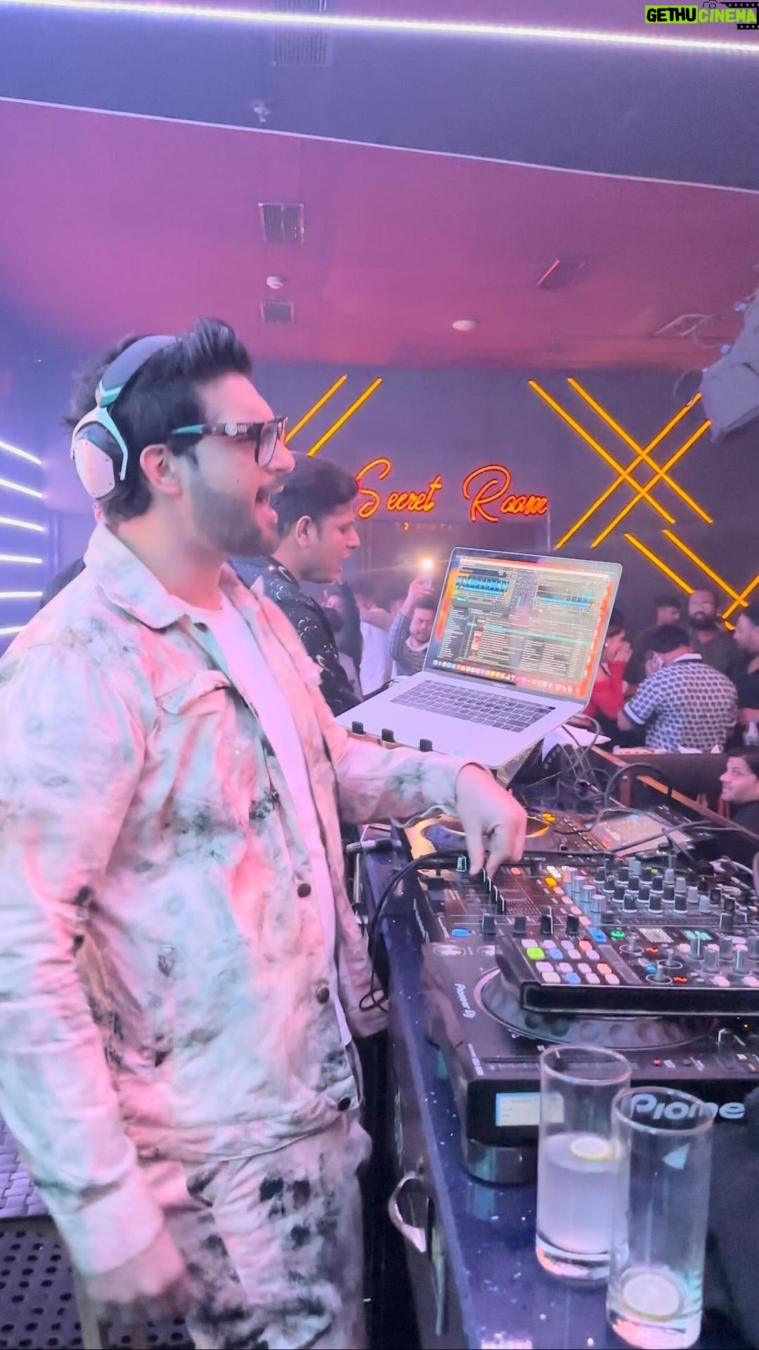 Jaani Instagram - Hooked to this one @jaani777 @jasminesandlas @sargunmehta @gippygrewal . . . . . #djyogii #jaani #gippygrewal #jasminsandlas #sargunmehta #punjabi