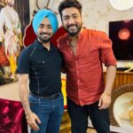 Jaani Instagram - Mere varge Artist nu shayad kise hor naal compare kita ja sakda But when it comes to DR SATINDER SARTAJ 🤲 then there is no comparison 💚💫🌙 paaji I am a huge huge Fan ! This meeting was such a blessing for me🙏 #Legend @satindersartaaj