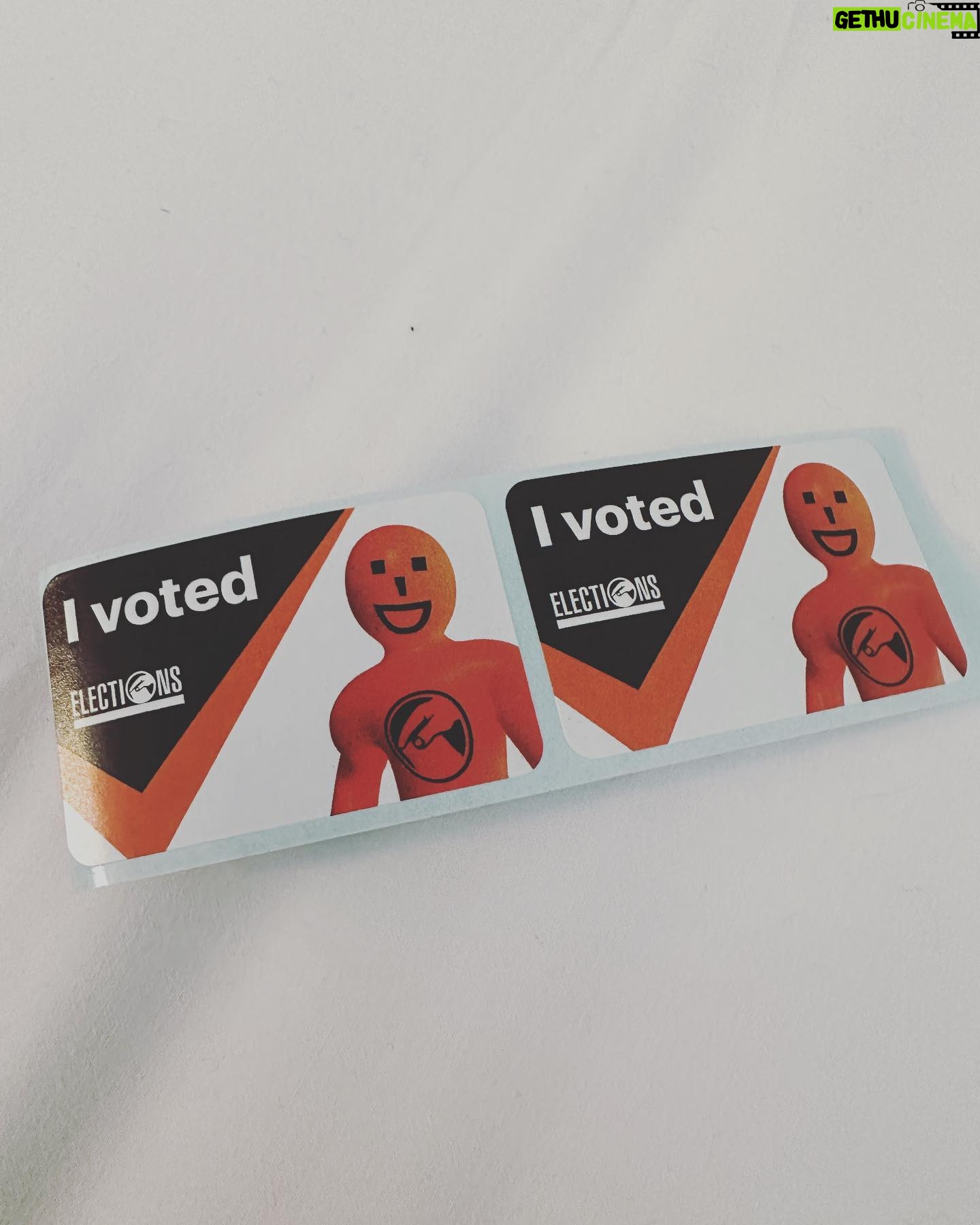 Jacinda Ardern Instagram - Flash flooding in New York wasn’t going to stop us getting our vote in for the New Zealand election today. It’s the first time since I started voting that I haven’t been involved in the campaign, but popping a ballot in the box felt just as important. You’ll all know where my ticks went (two ticks for Chippy and the Labour team every time) but I wanted to add this point - if you’re a kiwi abroad, please vote. You’ll find all the details you need here: https://vote.nz/overseas/vote-from-overseas/vote-from-overseas/