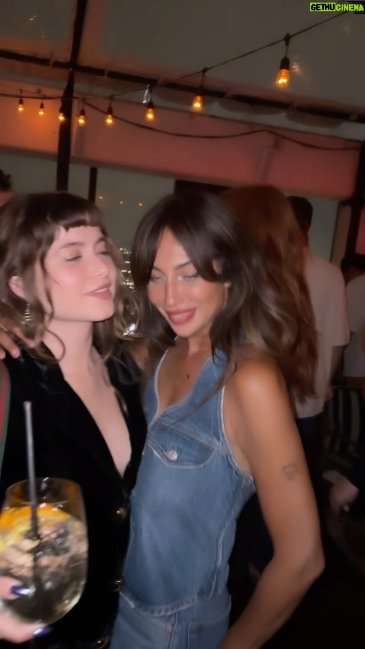 Jackie Cruz Instagram - Sofía Sofía @sofiareyes eres increíble. Que sorpresa verte. Eres una reina. Gracias por bailar conmigo y apoyarme. Un beso grande hermosa.