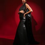 Jackie Cruz Instagram - "La música representa todo mi corazón" JC. #linkinbio FOTO: @ievegonzalez ENTREVISTA: @magjcelis MUAH: @yessi.ag98 STYLING: @viko_navarro PRODUCCIÓN: @roger_sh Total looks: @renee.suarlo @alamode.mx @peche_designs @becmodamx Aretes/ @gloriasadamx Zapatos/ @alexandervauthier @farfetch