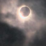 Jackie Cruz Instagram - En este día tan especial, mientras México fue testigo de un eclipse y yo buscaba señal en un hotel cercano, reflexioné sobre los últimos tres años de mi vida. Sin luz ni señal en casa, cada momento se ha convertido en un preciado regalo, compartido con mis pequeños. Aprendo cada día el arte de ser madre, mientras mis bebés, con sus dos años de edad, exploran el mundo a su alrededor. Mi hija, Artemis, parece estar especialmente conectada con la luna, mientras que mi hijo, Apollo, ansía la luz del sol, como si estuviera imbuido con su propio nombre. Vivir frente al mar y en la jungla de Oaxaca es un privilegio que no tomo por sentado.Hoy, este día tan diferente, me impactó de una manera indescriptible. El amor que siento por mi esposo, mis hijos y mis madres, quienes me han acompañado en este viaje de la maternidad, se hizo aún más profundo. Sentí una gratitud abrumadora por la vida que tengo, por cada experiencia que he vivido, ya sea buena o mala. Hoy, todos mis errores fueron perdonados y olvidados, y comienzo a valorar más lo que tengo en el presente.Entiendo ahora que mi familia es el mayor tesoro que poseo, y que ellos son la razón por la que he superado cada obstáculo en mi vida. Después de mis hijos, mis sueños se vuelven más grandes y significativos, porque ahora los comparto con ellos. Que tengas un hermoso día, y que recordemos siempre la belleza y la magia de estar agradecidos con uno mismo. Gracias por acompañarme en este nuevo camino que comienza ahora. This image was taken in Rome, NY while I was in Mexico experiencing my eclipse. Sharing NY and Mexico.🌺