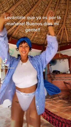 Jackie Cruz Instagram - Levántate que ya es por la mañana. Yo despierto y Bailo. Qué haces tú por la mañanitas?