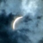 Jackie Cruz Instagram - En este día tan especial, mientras México fue testigo de un eclipse y yo buscaba señal en un hotel cercano, reflexioné sobre los últimos tres años de mi vida. Sin luz ni señal en casa, cada momento se ha convertido en un preciado regalo, compartido con mis pequeños. Aprendo cada día el arte de ser madre, mientras mis bebés, con sus dos años de edad, exploran el mundo a su alrededor. Mi hija, Artemis, parece estar especialmente conectada con la luna, mientras que mi hijo, Apollo, ansía la luz del sol, como si estuviera imbuido con su propio nombre. Vivir frente al mar y en la jungla de Oaxaca es un privilegio que no tomo por sentado.Hoy, este día tan diferente, me impactó de una manera indescriptible. El amor que siento por mi esposo, mis hijos y mis madres, quienes me han acompañado en este viaje de la maternidad, se hizo aún más profundo. Sentí una gratitud abrumadora por la vida que tengo, por cada experiencia que he vivido, ya sea buena o mala. Hoy, todos mis errores fueron perdonados y olvidados, y comienzo a valorar más lo que tengo en el presente.Entiendo ahora que mi familia es el mayor tesoro que poseo, y que ellos son la razón por la que he superado cada obstáculo en mi vida. Después de mis hijos, mis sueños se vuelven más grandes y significativos, porque ahora los comparto con ellos. Que tengas un hermoso día, y que recordemos siempre la belleza y la magia de estar agradecidos con uno mismo. Gracias por acompañarme en este nuevo camino que comienza ahora. This image was taken in Rome, NY while I was in Mexico experiencing my eclipse. Sharing NY and Mexico.🌺