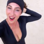 Jackie Cruz Instagram - Mi primer surfboard hecho a mano. @juicypapayasurf muchísimas gracias por este increíble 🏄 si ven una papaya en el mar esa so yo. Está chulísimo ♥️ 🏊 by @myraswim