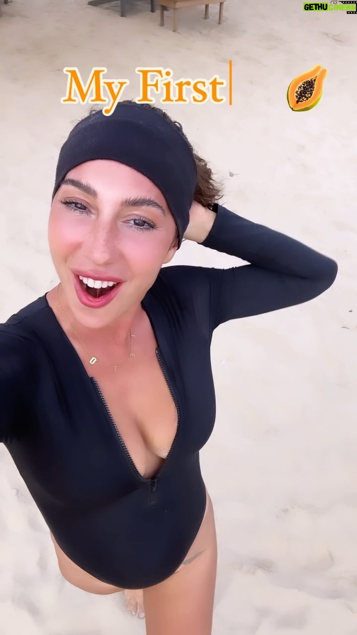 Jackie Cruz Instagram - Mi primer surfboard hecho a mano. @juicypapayasurf muchísimas gracias por este increíble 🏄 si ven una papaya en el mar esa so yo. Está chulísimo ♥️ 🏊 by @myraswim