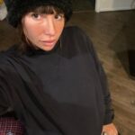 Jackie Cruz Instagram - Chopping it up in the kitchen. Veggie fried rice with peppers and emoji mushrooms. Check out my stories for the recipe 🫑🧄🔪