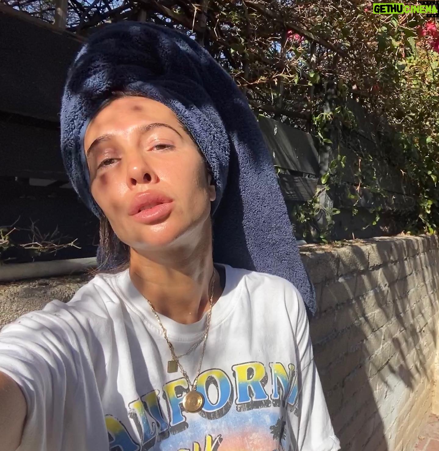 Jackie Cruz Instagram - Get into a Sea Salt Manuka Honey homemade scrub with me. 🍯 ~✨For mask, all you need is equal parts honey and salt.✨~ First, I start by scrubbing mask all over my face and lips. Next, I leave the mask on for 5 minutes or less. ⏱ Then, I’ll remove with cold water. ❄️ (Note: I like to meditate 10 minutes in the sun before I put my serum on. ) Lastly, I’ll finish with moisturizer and my favorite serum. 💦 Get ya self-care on!