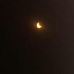 Jackie Cruz Instagram - En este día tan especial, mientras México fue testigo de un eclipse y yo buscaba señal en un hotel cercano, reflexioné sobre los últimos tres años de mi vida. Sin luz ni señal en casa, cada momento se ha convertido en un preciado regalo, compartido con mis pequeños. Aprendo cada día el arte de ser madre, mientras mis bebés, con sus dos años de edad, exploran el mundo a su alrededor. Mi hija, Artemis, parece estar especialmente conectada con la luna, mientras que mi hijo, Apollo, ansía la luz del sol, como si estuviera imbuido con su propio nombre. Vivir frente al mar y en la jungla de Oaxaca es un privilegio que no tomo por sentado.Hoy, este día tan diferente, me impactó de una manera indescriptible. El amor que siento por mi esposo, mis hijos y mis madres, quienes me han acompañado en este viaje de la maternidad, se hizo aún más profundo. Sentí una gratitud abrumadora por la vida que tengo, por cada experiencia que he vivido, ya sea buena o mala. Hoy, todos mis errores fueron perdonados y olvidados, y comienzo a valorar más lo que tengo en el presente.Entiendo ahora que mi familia es el mayor tesoro que poseo, y que ellos son la razón por la que he superado cada obstáculo en mi vida. Después de mis hijos, mis sueños se vuelven más grandes y significativos, porque ahora los comparto con ellos. Que tengas un hermoso día, y que recordemos siempre la belleza y la magia de estar agradecidos con uno mismo. Gracias por acompañarme en este nuevo camino que comienza ahora. This image was taken in Rome, NY while I was in Mexico experiencing my eclipse. Sharing NY and Mexico.🌺