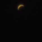 Jackie Cruz Instagram - En este día tan especial, mientras México fue testigo de un eclipse y yo buscaba señal en un hotel cercano, reflexioné sobre los últimos tres años de mi vida. Sin luz ni señal en casa, cada momento se ha convertido en un preciado regalo, compartido con mis pequeños. Aprendo cada día el arte de ser madre, mientras mis bebés, con sus dos años de edad, exploran el mundo a su alrededor. Mi hija, Artemis, parece estar especialmente conectada con la luna, mientras que mi hijo, Apollo, ansía la luz del sol, como si estuviera imbuido con su propio nombre. Vivir frente al mar y en la jungla de Oaxaca es un privilegio que no tomo por sentado.Hoy, este día tan diferente, me impactó de una manera indescriptible. El amor que siento por mi esposo, mis hijos y mis madres, quienes me han acompañado en este viaje de la maternidad, se hizo aún más profundo. Sentí una gratitud abrumadora por la vida que tengo, por cada experiencia que he vivido, ya sea buena o mala. Hoy, todos mis errores fueron perdonados y olvidados, y comienzo a valorar más lo que tengo en el presente.Entiendo ahora que mi familia es el mayor tesoro que poseo, y que ellos son la razón por la que he superado cada obstáculo en mi vida. Después de mis hijos, mis sueños se vuelven más grandes y significativos, porque ahora los comparto con ellos. Que tengas un hermoso día, y que recordemos siempre la belleza y la magia de estar agradecidos con uno mismo. Gracias por acompañarme en este nuevo camino que comienza ahora. This image was taken in Rome, NY while I was in Mexico experiencing my eclipse. Sharing NY and Mexico.🌺