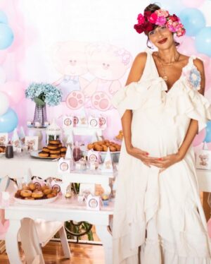 Jackie Cruz Instagram - Baby Shower Tingz. 👶 👶. Gracias a todos por haberme hecho el honor de compartir conmigo y hacerme sentir muy especial. Los bebés, Fernando y yo estábamos muy feliz y agradecido. If you want to know a little more about my sweet day please check out the link in Bio. Thank you @peopleenespanol @peoplechica for the beautiful article. Photography by the talented @elenakosharny 📸