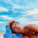 Jackie Cruz Instagram - Catching rays riding waves. ✨🏄🏽‍♀️
