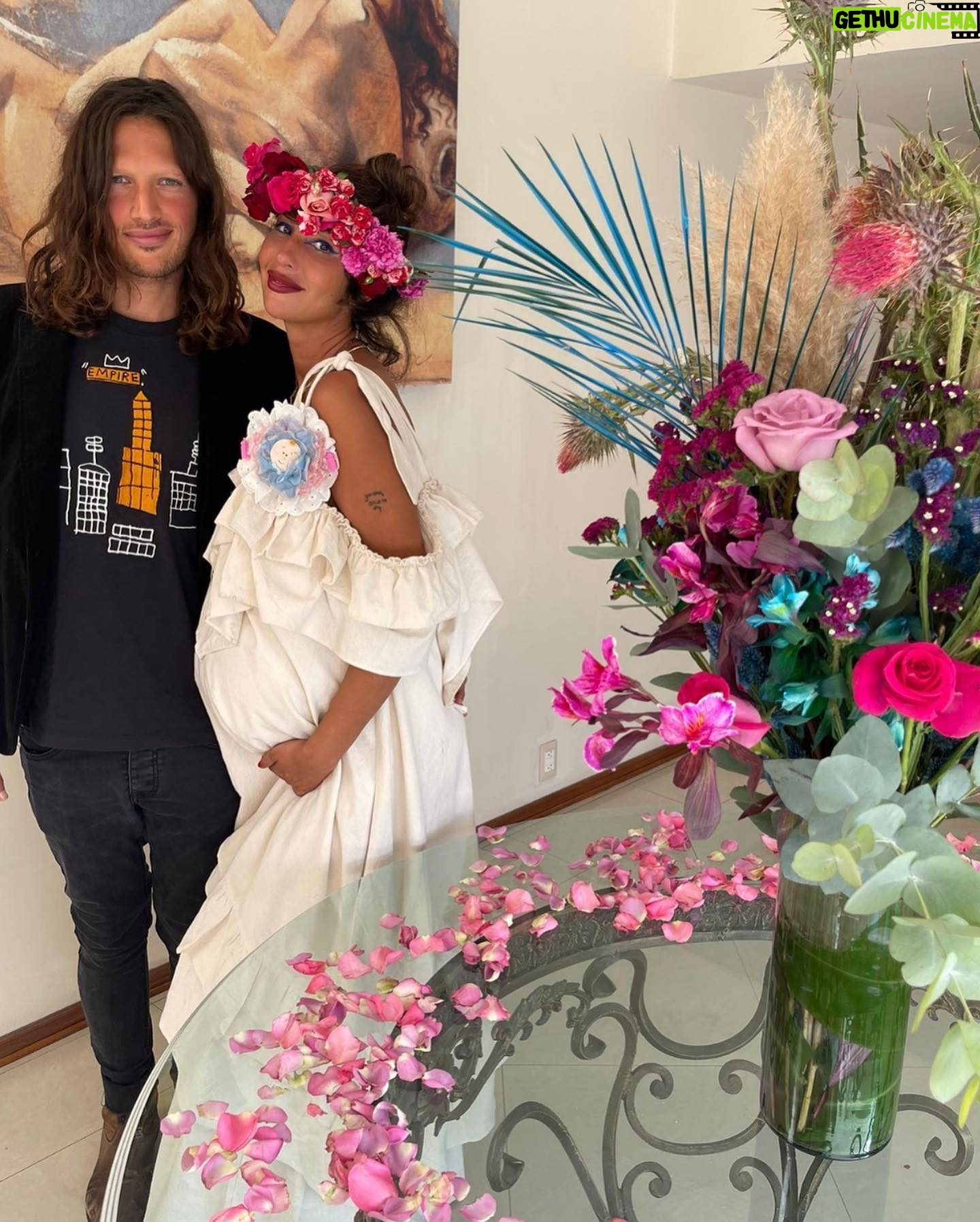 Jackie Cruz Instagram - Baby Shower Tingz. 👶 👶. Gracias a todos por haberme hecho el honor de compartir conmigo y hacerme sentir muy especial. Los bebés, Fernando y yo estábamos muy feliz y agradecido. If you want to know a little more about my sweet day please check out the link in Bio. Thank you @peopleenespanol @peoplechica for the beautiful article. Photography by the talented @elenakosharny 📸