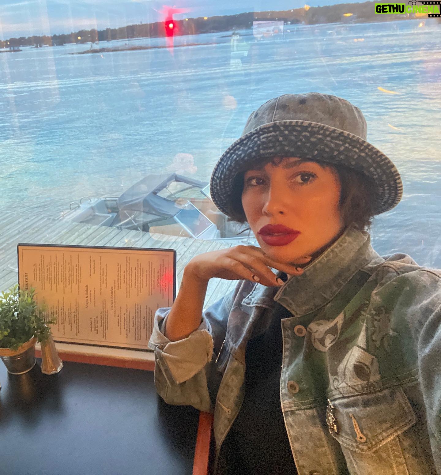 Jackie Cruz Instagram - #Swipe ~ Been chilling lakeside with family, wbu?