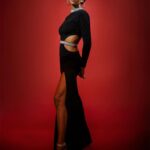 Jackie Cruz Instagram - "La música representa todo mi corazón" JC. #linkinbio FOTO: @ievegonzalez ENTREVISTA: @magjcelis MUAH: @yessi.ag98 STYLING: @viko_navarro PRODUCCIÓN: @roger_sh Total looks: @renee.suarlo @alamode.mx @peche_designs @becmodamx Aretes/ @gloriasadamx Zapatos/ @alexandervauthier @farfetch