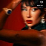 Jackie Cruz Instagram - Obsesionada con este shoot muchísimas gracias @dixpa.mag está increíble. Para el 2024 Quiero abrirle la puertas a los sentimientos y las influencias que me han criado y me han enseñado el poder de la música. Ojalá este es el año donde puedo sacar mis chill vibes y se ponga bueno; que mi música se pueda bailar, que pueda relajarte, y quepa en todos lugares. Mi música tendrá la prioridad por primera vez, lo cual es un paso grande en mi carrera. Si quieren leer más de mi entrevista esta en mi bio. Gracias por tu tiempo y que viva la música.