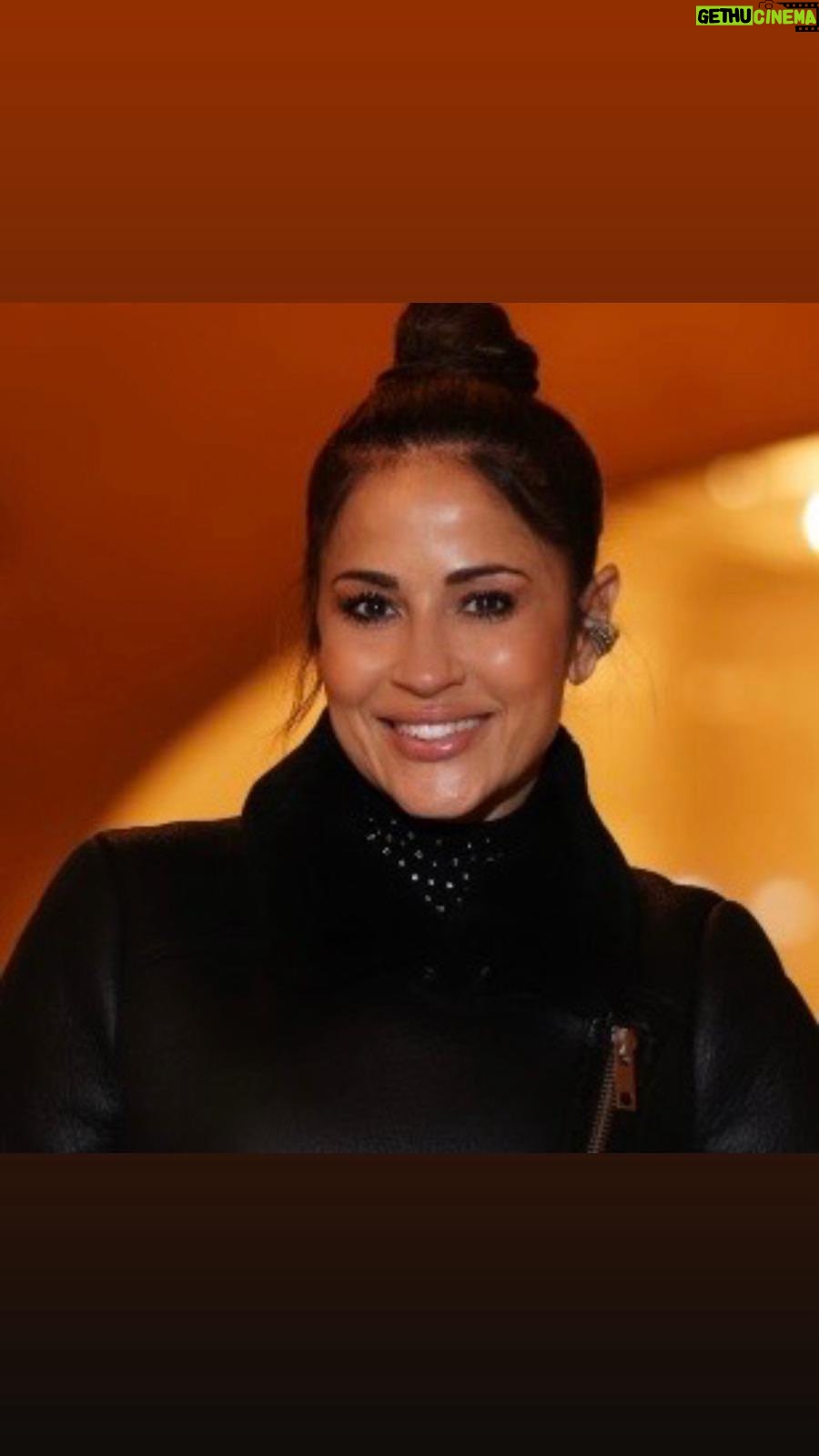 Jackie Guerrido Instagram - Son los momentos simples los que hacen la vida verdaderamente sabrosa. ๐โจ #EncuentraTuSabor #MomentosNYC #pizzagirl A quien mรกs le encanta la pizza? ๐