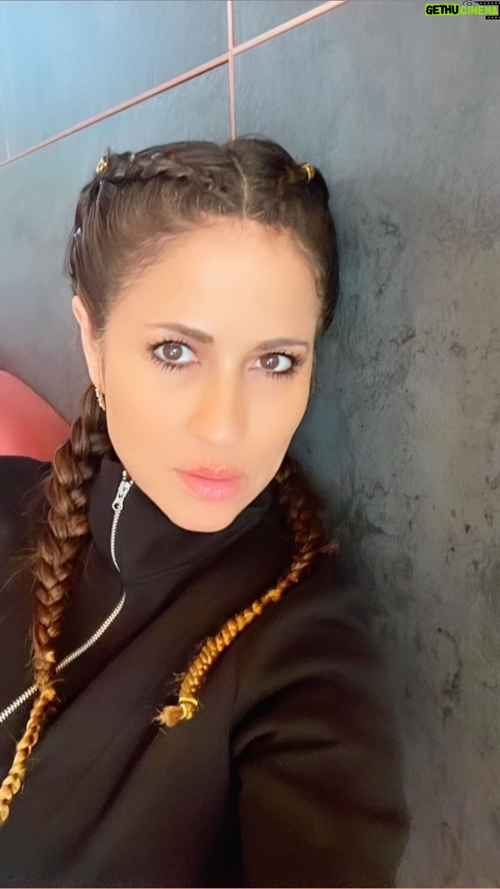 Jackie Guerrido - 12.5K Likes - AquĆ con mamĆ” Africa en Roma! Le tomo solo 20 minutos š„° #latepost #italy #hairstyles #JackieG