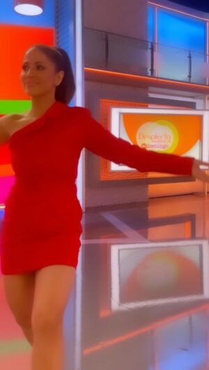 Jackie Guerrido Instagram - Feliz Domingo!!!! 😍 No hay mejor medicina que los pensamientos positivos”  #morning #sunday #show #onset #ootdfashion #red #tv #behindthescenes  #reelsinstagram