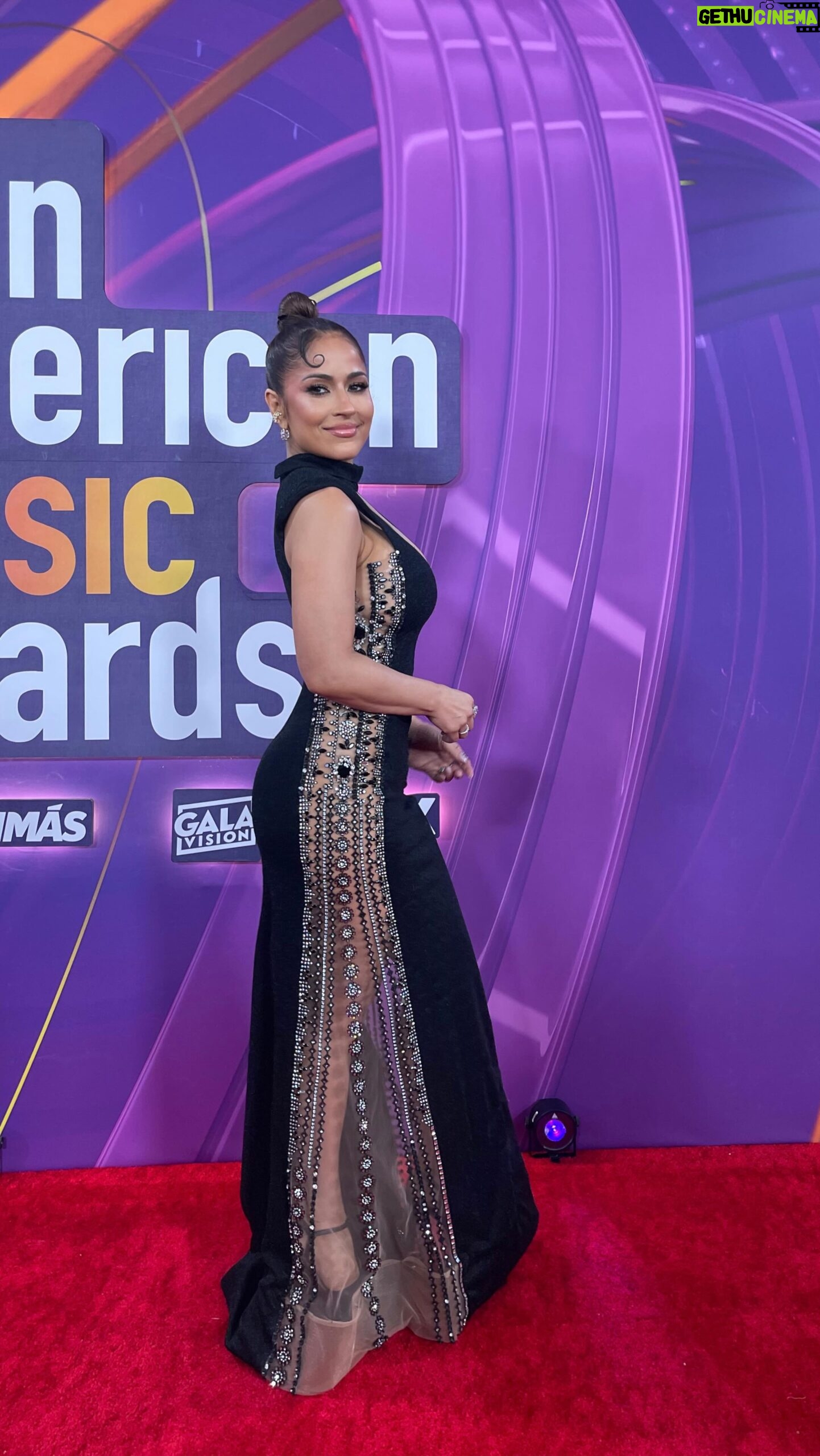Jackie Guerrido Instagram - Late post, porque a veces soy más ‘fashionably late’ con mis posts que en los eventos. ¡Aquí van mis videos del jueves! Tarde pero seguro ha! Que les parecieron los @latinamas 🔥 who was your favorite? #music #awards #latinamericamusicawards #lasvegas #univision