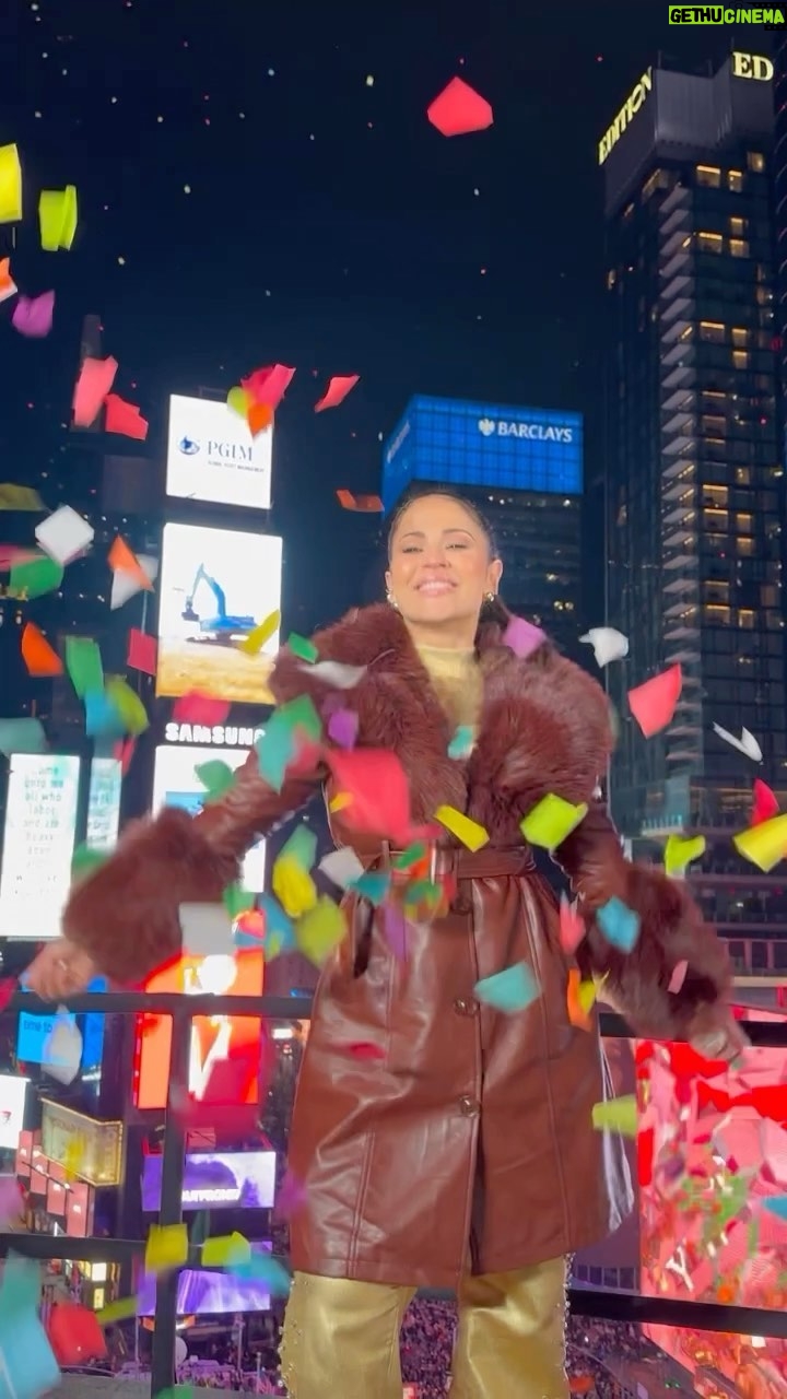 Jackie Guerrido Instagram - Les deseo lluvias de bendiciones! Gracias por recibir el 2024 con nuestra familia de Univisi贸n! Happy new year!!! I鉂わ笍馃檹馃徎馃帄 #2024 #Bronxgirl