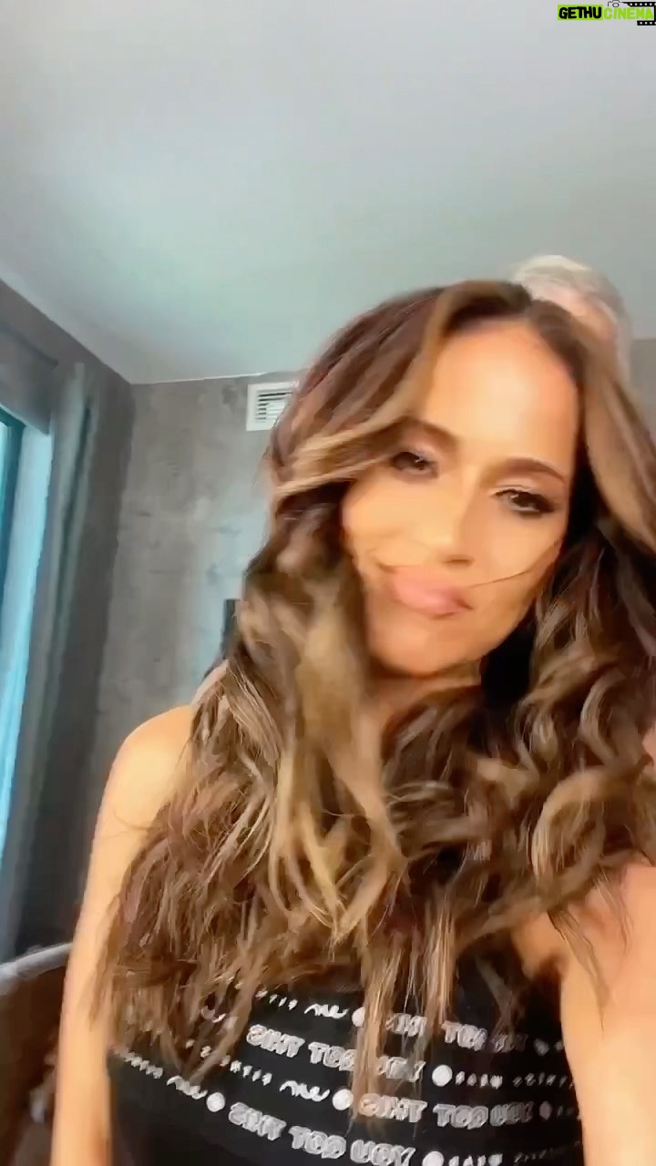 Jackie Guerrido Instagram - Después de tantos años aquí estamos juntos otras vez 🥰 @geraldstylist love you! #makeup #beauty #glow #hairstyle #promo #tv #latina #reelsinstagram #working PR en la casa! 🇵🇷