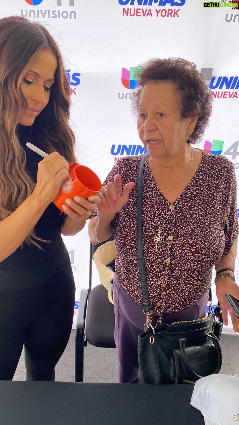 Jackie Guerrido Instagram - Disfruto mucho estar rodeada de mi gente. ¡Me encanto conocerlos! Gracias por siempre hacerme sentir muy querida aquí en casa NY!!! #migente #ustedes #Latinos #grateful #Bronxgirl @univisionny @x963fm