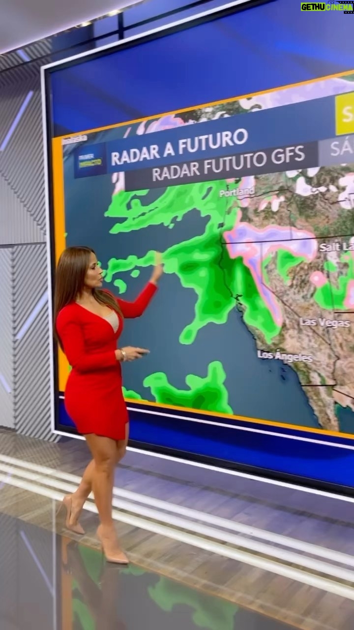 Jackie Guerrido - 20K Likes - Familia! AquĆ les dejo un behind the scene del nuevo set y el touch screen mas grande de la TV!!!! Les gusto el new set? onset #tv #primerimpacto #univisionnetwork š„°