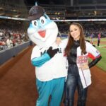 Jackie Guerrido Instagram - Play Ball! @beisboldelcaribe gracias por la invitación! @mario_larios #puerto Rico vs #Mexico ❤️super agradecida por todo el cariño! God is awesome !