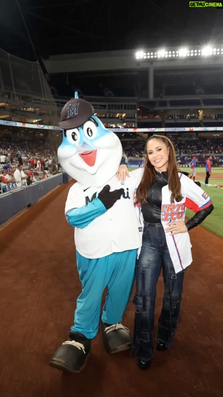 Jackie Guerrido Instagram - Play Ball! @beisboldelcaribe gracias por la invitación! @mario_larios #puerto Rico vs #Mexico ❤️super agradecida por todo el cariño! God is awesome !