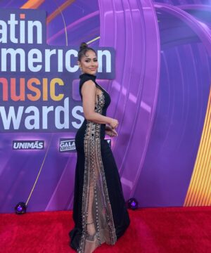 Jackie Guerrido Instagram - Celebration the magic of the @latinamas @univision  celebrando una noche mágica!  Dress by: @gianninaazar 🔥 
Hair & Makeup: @geraldstylist 
Gracias @jomarigoyso ❤️ por la asesoría 🫶🏻