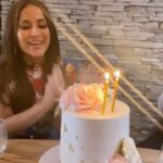 Jackie Guerrido Instagram - Asi me recibieron en NY! Ya comenzó la celebración de mi cumple por adelantado 🎉 gracias a mi familia de la radio @x963fm por esta hermosa sorpresa!!! ❤️ Y a todas las personas por sus abrazos y sus lindos deseos!!! New York! Home! #celebration #reelsinstagram