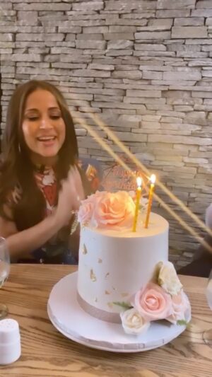 Jackie Guerrido Instagram - Asi me recibieron en NY! Ya comenzó  la celebración de mi cumple por adelantado 🎉 gracias a mi familia de la radio @x963fm por esta hermosa sorpresa!!! ❤️ Y a todas las personas por sus abrazos y sus lindos deseos!!! New York! Home! #celebration #reelsinstagram