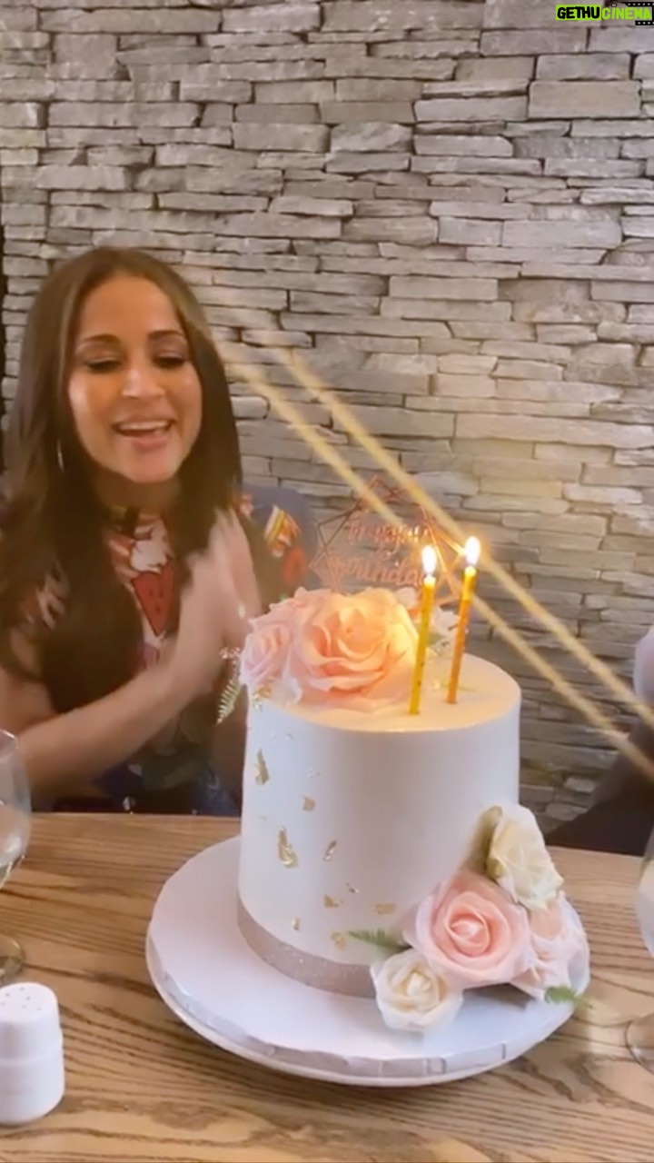 Jackie Guerrido - 30.8K Likes - Asi me recibieron en NY! Ya comenzó la celebración de mi cumple por adelantado š gracias a mi familia de la radio @x963fm por esta hermosa sorpresa!!! ā¤ļø Y a todas las personas por sus abrazos y sus lindos deseos!!! New York! Home! #celebration #reelsinstagram
