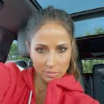 Jackie Guerrido Instagram - If you change the way you look at things, the things you look at change” Si cambias la forma en que miras las cosas, las cosas que miras cambian🥰 Sunday vibes! #makeup #shadow #colors #ponytail #braids #fun #goodvibes #carvideo #reel #jackieguerrido