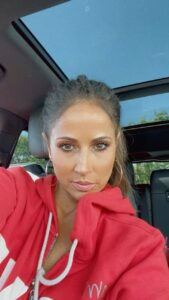 Jackie Guerrido Instagram - If you change the way you look at things, the things you look at change” Si cambias la forma en que miras las cosas, las cosas que miras cambian🥰 Sunday vibes! #makeup #shadow #colors #ponytail #braids #fun #goodvibes #carvideo #reel #jackieguerrido