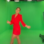 Jackie Guerrido Instagram - It’s a wrap!!!! Los sueños no se hacen realidad por arte de magia, se necesita determinación, preparación, y trabajar fuerte. 💃🏻 #onset #hardwork #determination #passion #preparation #dreambig #ootd #red #reels