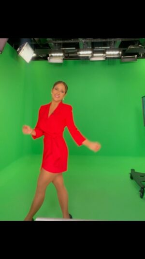 Jackie Guerrido Instagram - It’s a wrap!!!! Los sueños no se hacen realidad por arte de magia, se necesita determinación, preparación, y trabajar fuerte. 💃🏻 #onset #hardwork  #determination #passion #preparation #dreambig #ootd #red #reels