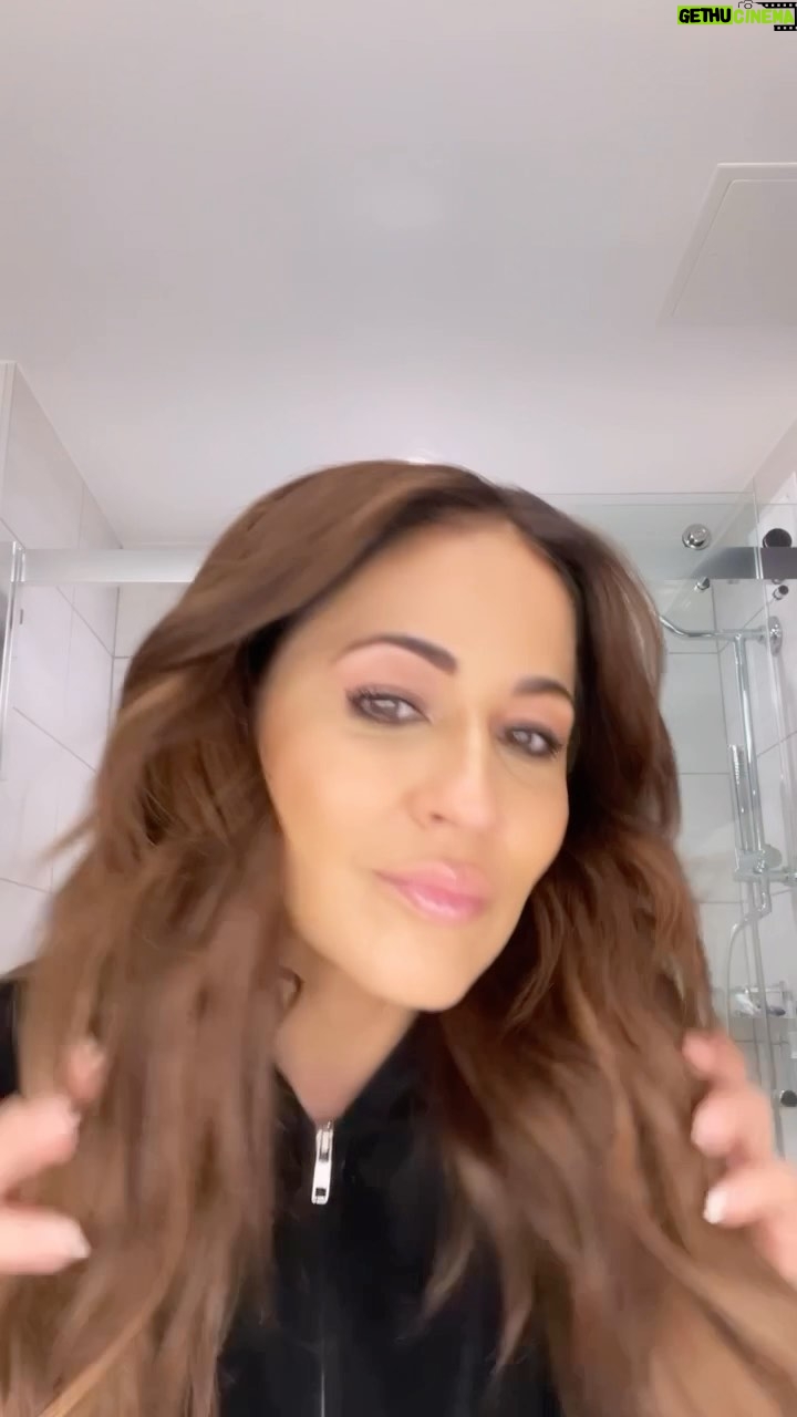 Jackie Guerrido Instagram - Feliz Año! Comenzamos el 2024 trabajando!❤️ Maquillaje y cabello, mi espacio donde creo y expreso. 🎨✨ #ArteDeBelleza Makeup and hair, my canvas where I create and express. 🎨✨ #artofbeauty #JackieG #makeup #beauty #skin